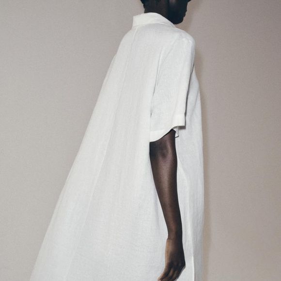 Com tecido de linho, barra arredondada e aberturas laterais, o vestido branco da Zara aposta em uma estética minimalista e elegante, funcionando como peça-curinga no guarda-roupa. O preço é de R$ 439,00