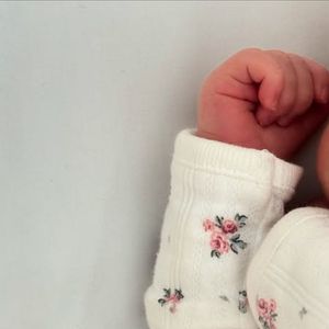 Desde o nascimento, Luan Santana e Jade Magalhães só mostram detalhes da filha