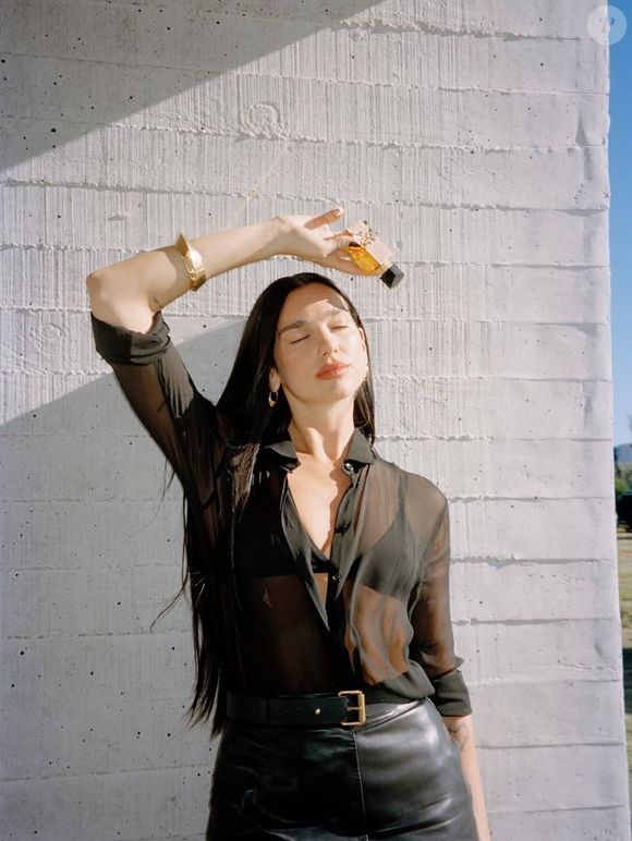 'Ele é muito chique, é um perfume para você usar em momentos que vai arrasar. Tem aquela energia de protagonista', opina Dua Lipa sobre o perfume