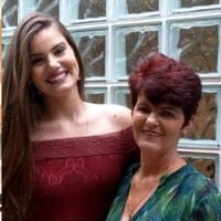 'Não sou herdeira': Camila Queiroz explica por que a mãe não parou de trabalhar como manicure mesmo com filha famosa