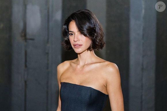 A franja longa é uma forma de renovar o visual sem uma transformação radical, especialmente quando integrada ao restante do corte; Bruna Marquezine, que está sempre de visual novo, também já apostou no curtinho, mas é a franja que ganha destaque