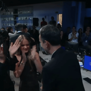 Ticiane Pinheiro viaja com as filhas para o Rio e acompanha de perto o novo desafio do marido