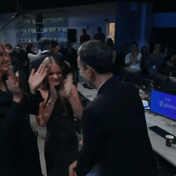 Ticiane Pinheiro viaja com as filhas para o Rio e acompanha de perto o novo desafio do marido