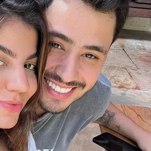 O casal estava junto desde 2023, e a notícia pegou muitos fãs de surpresa.