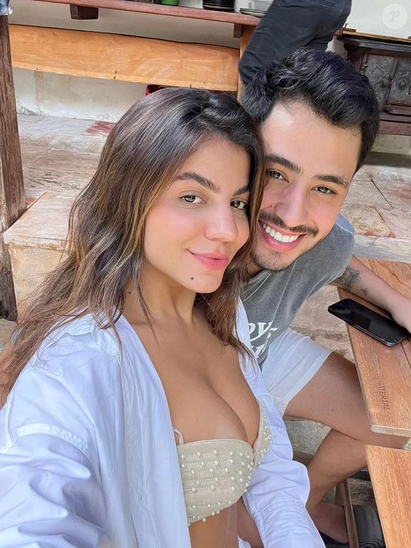 O casal estava junto desde 2023, e a notícia pegou muitos fãs de surpresa.
