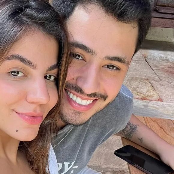 O casal estava junto desde 2023, e a notícia pegou muitos fãs de surpresa.