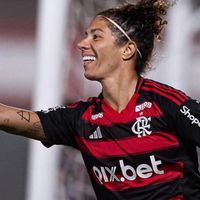 'Tudo mudou': Jogadora do Flamengo Cristiane e sua esposa, Ana Paula, exibem rosto da filha pela primeira vez