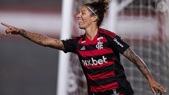 Cristiane Rozeira, jogadora do Flamengo, exibiu o rostinho da filha pela primeira vez nas redes sociais