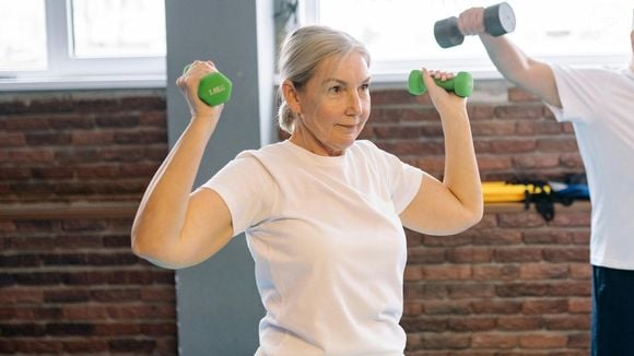 Acabe com a flacidez nos braços: três exercícios ideais para fortalecer os tríceps em casa, segundo uma treinadora