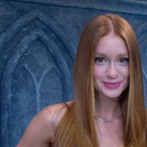 O corte reto ganha leveza com pequenos movimentos nas pontas, criando um visual minimalista, elegante e longe do efeito rígido; Marina Ruy Barbosa aposta bastante no visual, com seus cabelos ruivos sempre impecáveis