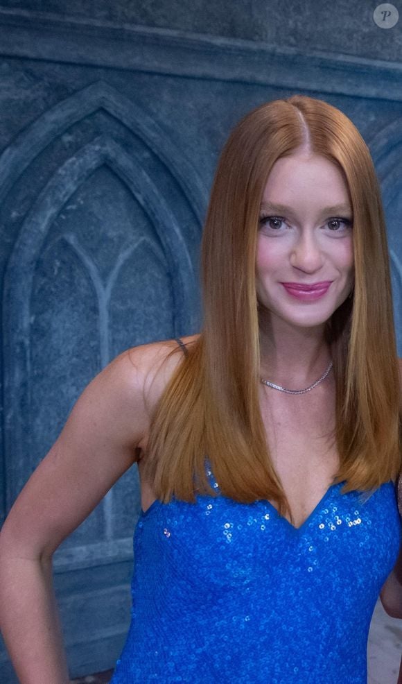 O corte reto ganha leveza com pequenos movimentos nas pontas, criando um visual minimalista, elegante e longe do efeito rígido; Marina Ruy Barbosa aposta bastante no visual, com seus cabelos ruivos sempre impecáveis