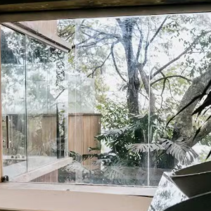 A mansão de Caio Blat é um ambiente claro localizado em Itanhangá, no RJ