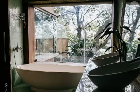 A mansão de Caio Blat é um ambiente claro localizado em Itanhangá, no RJ