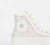 Para quem quer aproveitar a cerimônia ou cair na pista de dança sem abrir mão do conforto, o Converse Chuck 70 Hi "Swarovski White" surge como uma alternativa ao salto alto, com acabamento sofisticado e brilho por toda a peça
