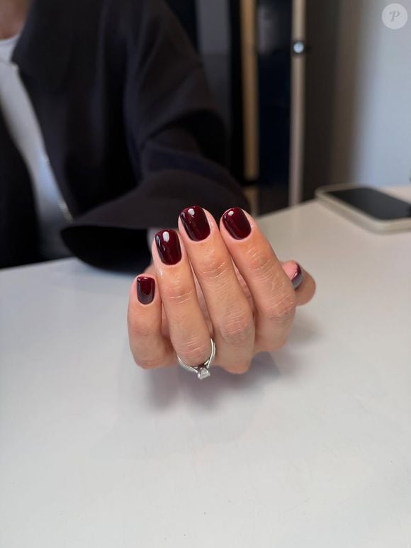 Vinho é elegante e sofisticado para quem ama unhas minimalistas