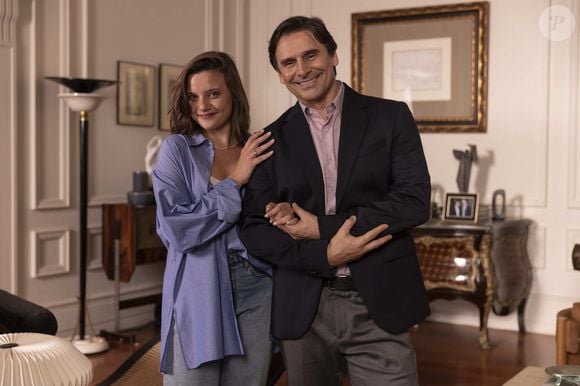 Novela ‘Beleza Fatal’: Carol (Manu Morelli) é filha de Thomás e neta de Átila. Ela acredita que a mãe ainda está viva. Carol também é muito próxima de Gabriel, filho de Lola