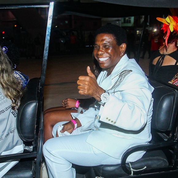 Neguinho da Beija-Flor, hoje com 75 anos, está se aposentando do Carnaval