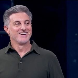 Luciano Huck se divertiu ao falar com Pedro Scooby no 'Dança dos Famosos' deste domingo, 6 de setembro de 2026