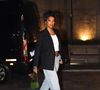 Ludmilla combina regata branca com jeans despojado e maxiblazer
