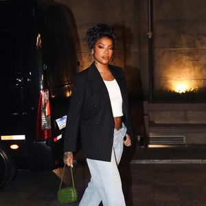 Ludmilla combina regata branca com jeans despojado e maxiblazer