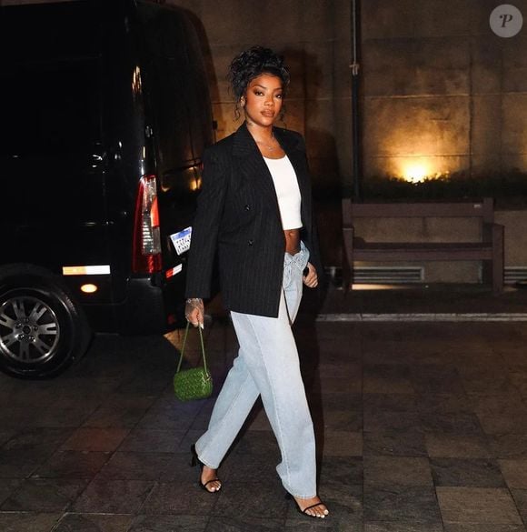 Ludmilla combina regata branca com jeans despojado e maxiblazer