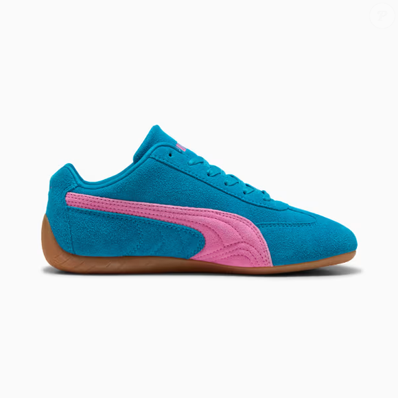 O azul predominante e os detalhes em rosa fazem do Speedcat OG uma opção para quem deseja acrescentar um toque de cor aos looks básicos sem transformar a produção em algo exagerado