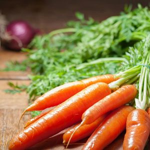 Cenoura também é ótima para a pele, já que o betacaroteno ajuda na renovação celular, enquanto a vitamina C colabora na cicatrização e na proteção contra danos solares