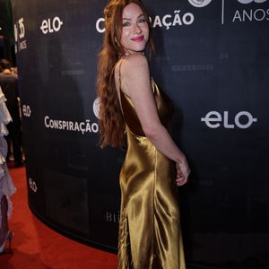 Esposa de Bruno Gagliasso, Giovanna Ewbank apostou em um look elegante acobreado e acetinado para o evento carioca de cinema
