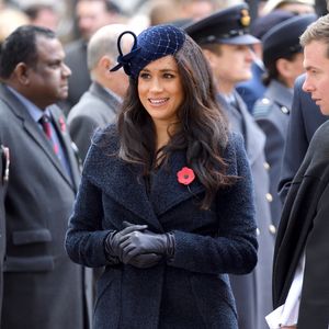 Ao apostar no azul, Meghan Markle transmite segurança e controle