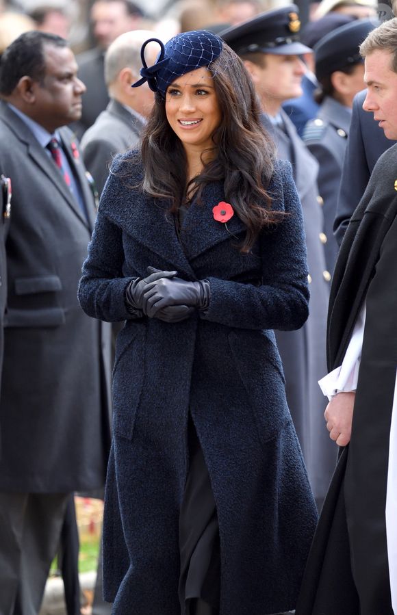 Ao apostar no azul, Meghan Markle transmite segurança e controle