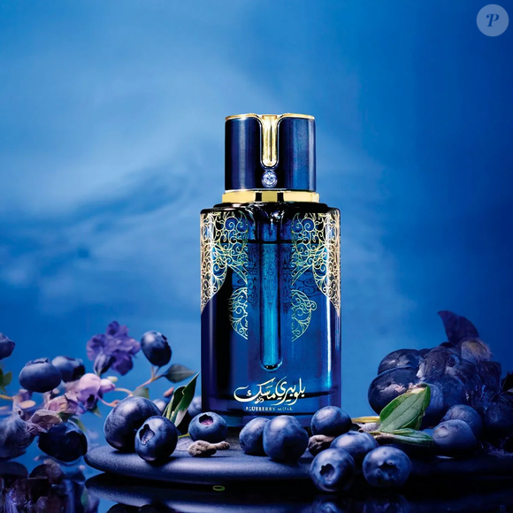 O Blueberry Musk, da Arabiyat Prestige, aposta em uma combinação de frutas vermelhas, flores e notas envolventes. Mirtilo e amora aparecem na abertura, acompanhados por frésia, lavanda e rosa no coração. Na base, framboesa, baunilha, musgo de carvalho e patchouli completam a pirâmide olfativa