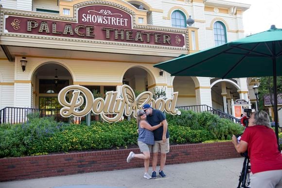 O Dollywood, parque temático que leva o nome de Dolly Parton, reúne mais de 10 montanhas-russas, atrações infantis, espetáculos e áreas inspiradas na cultura do leste do Tennessee, estado natal da cantora
