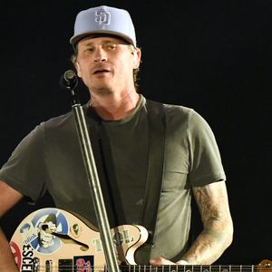 Tom DeLonge, ex-integrante do Blink-182, transformou sua crença em extraterrestres em uma área de atuação e passou a investigar publicamente OVNIs e fenômenos aéreos não identificados