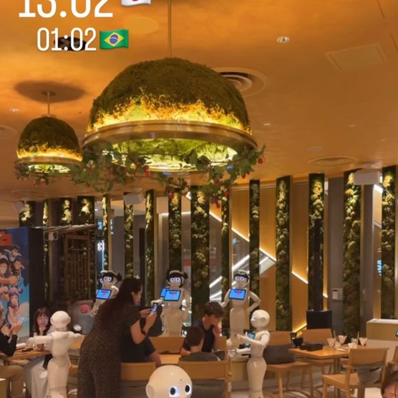 Virginia Fonseca disse: 'Que loucura', e 'bizarro', ao almoçar com robôs no Japão.