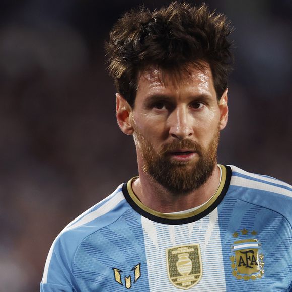 Lionel Messi chora durante sua despedida da seleção argentina no Estadio Monumental de Núñez, em Buenos Aires