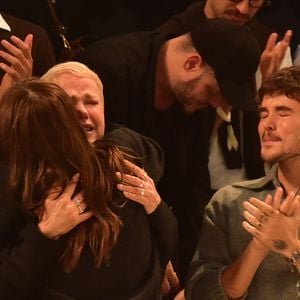 No final do desfile, Xuxa e Sasha deram um abraço apertado e emocionante