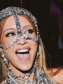 O acessório que dominou camarotes da Sapucaí no Carnaval 2026 tem só 10 letras e destronou colares e brincos