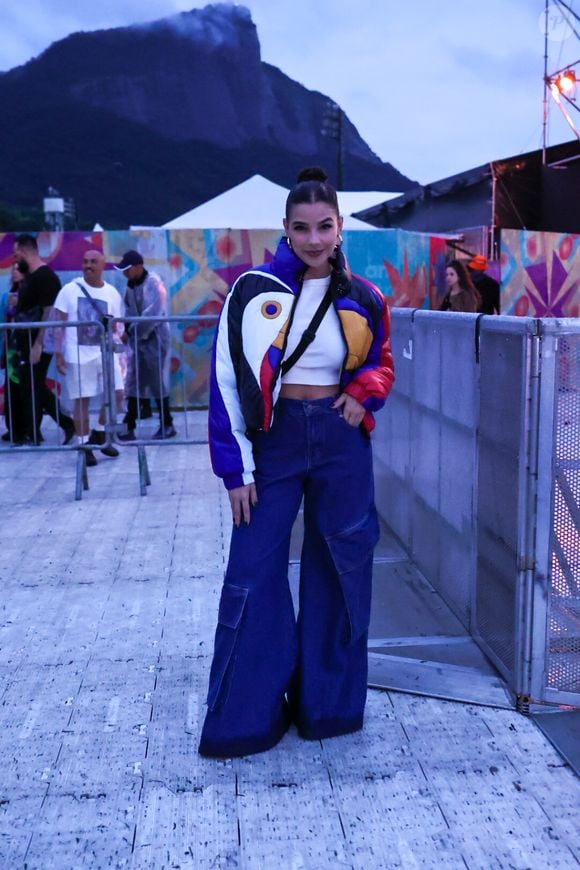 Jeans estiloso foi aposta da atriz Gabriela Medvedovski para festival de música