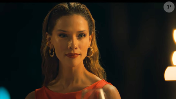 Carolina Miranda interpreta Camila Román em Perfil Falso, série de sucesso da Netflix