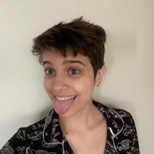 Valentina Schmidt está noiva! A atriz e filha de Tadeu Schmidt anunciou o compromisso com Christiano Donnelly e recebeu uma onda de carinho dos seguidores