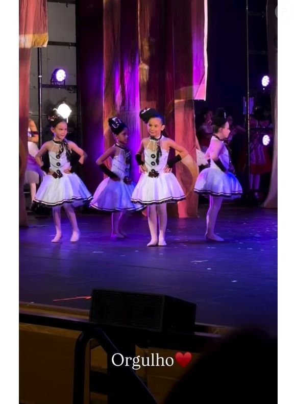 Filha de Ticiane Pinheiro e César Tralli, Manuella foi prestigiada pela mãe, pela irmã, Rafaella Justus, e pela avó Helô Pinheiro em apresentação de balé