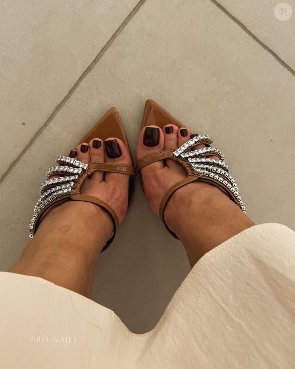 Chocolate, café e tons terrosos mais fechados conquistam espaço por transmitirem requinte e originalidade, além de combinarem com a paleta neutra que domina os looks de verão mais elegantes.