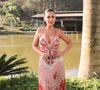 Simone Mendes surgiu deslumbrante em um vestido de festa que mistura sensualidade e sofisticação, perfeito para um casamento ao ar livre. A peça, em tom rosado com aplicações de paetês e pedrarias em vermelho, preto e prata, traz um desenho central que também lembra uma borboleta, criando um efeito marcante na região do busto e da cintura, onde há ainda um discreto recorte vazado