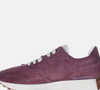 O New Balance 327 vinho também pode ser combinado com peças de alfaiataria, incluindo conjuntos em preto ou cinza, criando um contraste entre o estilo esportivo e o visual formal