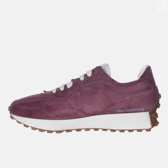 O New Balance 327 vinho também pode ser combinado com peças de alfaiataria, incluindo conjuntos em preto ou cinza, criando um contraste entre o estilo esportivo e o visual formal