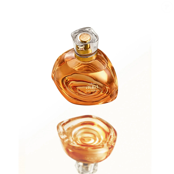Para quem gosta de perfumes florais que vão além das composições tradicionais, o Aura Alba Dourada, da Natura, aposta na união entre a Rosa Alba, a Flor do Mel e a lichia. O fundo aquecido de cumaru e priprioca acrescenta outra dimensão à fragrância, indicada como uma possibilidade para encontros noturnos durante a primavera