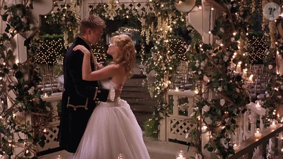 Nesta quinta-feira (01), 'A Nova Cinderela' ('A Cinderella Story') completa 24 anos de seu lançamento no Brasil. No filme, Hilary Duff interpreta Sam Montgomery, adolescente que vive sob o controle da madrasta, papel de Jennifer Coolidge