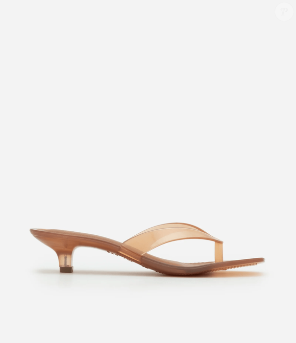 Elegância que atravessa décadas: segundo a Vogue, os kitten heels voltaram com força às passarelas e ao street style, reforçando seu caráter atemporal