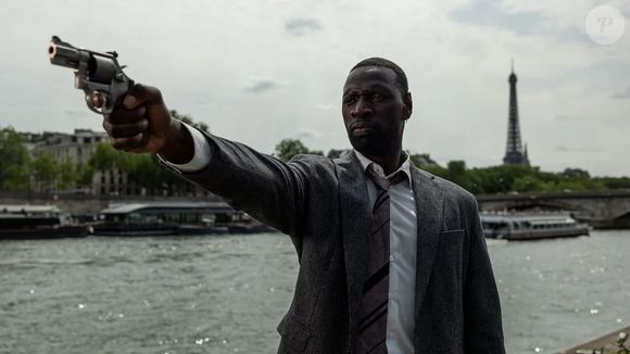 Tudo piora quando uma investigação do inspetor Sey, interpretado pelo ator Omar Sy, coloca tudo em risco