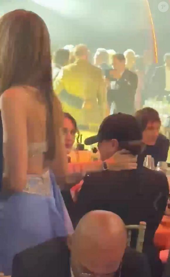 Em vídeo compartilhado nas redes sociais, Leonardo DiCaprio afasta Vittoria Ceretti com a mão